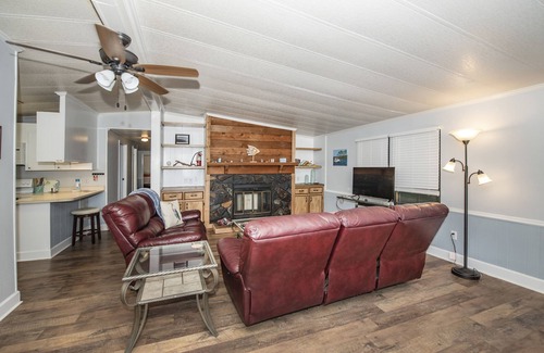 Crawfordville House | "Sea Ya" in Shell Point, FL - Boat Dock, Screened Porch, WiFi, Pets, Pool