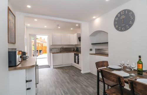 Burnham-on-Sea Cottage | SEABAR, pet friendly, country holiday cottage in Burnham-On-Sea