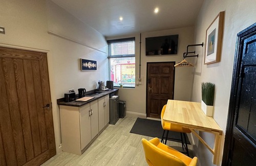 Golborne Apartment | Seabiscuit Studio by Stone Pit Apartments