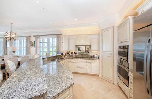 Seven Mile Beach Apartment | Seabreeze 8 - Luxury 4-Bedroom on Seven Mile Beach