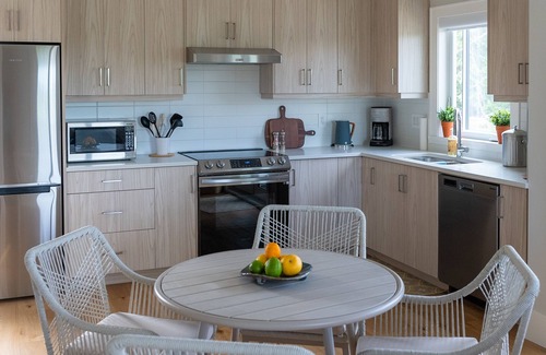 Regional District of Nanaimo House | Seabreeze Haus Lantzville (Entire Guest-Suite)
