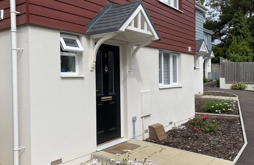 Lyme Regis House | Seabreeze- modern two bedroom house, parking, large garden, close to seafront