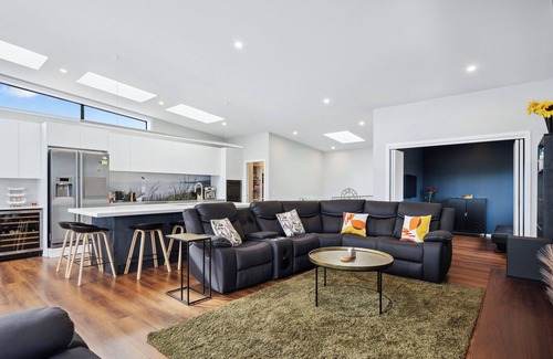 Raumati South House | Seabreeze Retreat - Paraparaumu Holiday Home