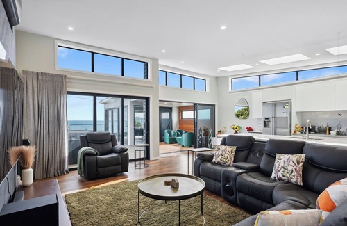 Raumati South House | Seabreeze Retreat - Paraparaumu Holiday Home