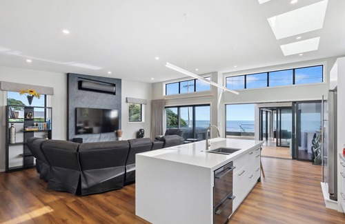 Raumati South House | Seabreeze Retreat - Paraparaumu Holiday Home