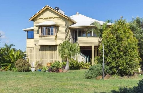 Innes Park Villa | Seabreeze Sojourn - Queenslander one hectare near sea