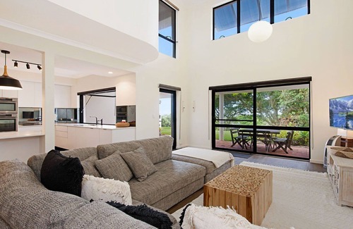 Dicky Beach House | Seabreezes & Ocean Views