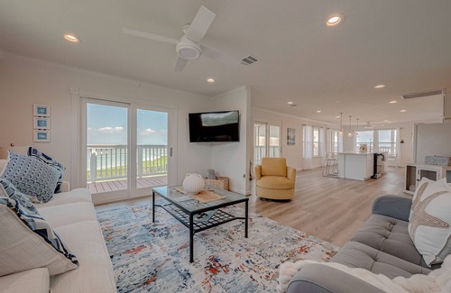 El Lago House | Seabrook/Kemah/Huge Deck, Games, Fishing/Pet-Friendly & Ready for Sun!
