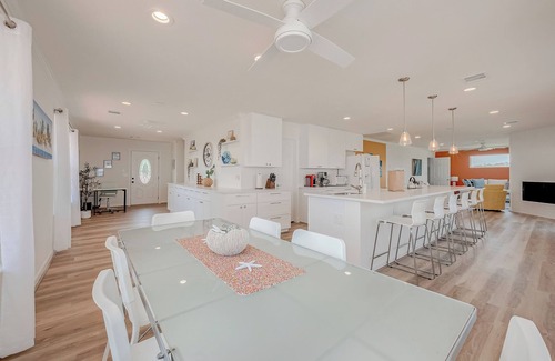 El Lago House | Seabrook/Kemah/Huge Deck, Games, Fishing/Pet-Friendly & Ready for Sun!