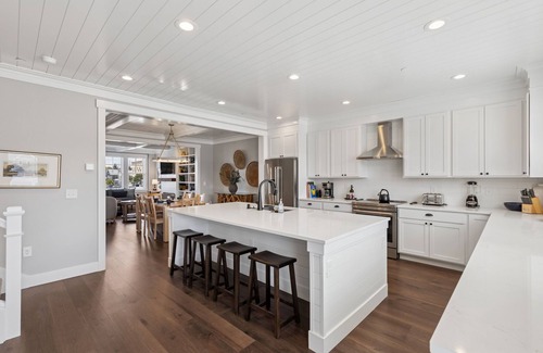 Seabrook House | Seabrook's Blue Horizon: Ocean views steps from town center, pet free!