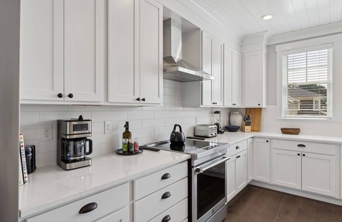 Seabrook House | Seabrook's Blue Horizon: Ocean views steps from town center, pet free!