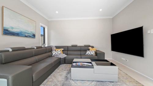 Glenorie House | Seachange Umina- Modern, close to shops, beach