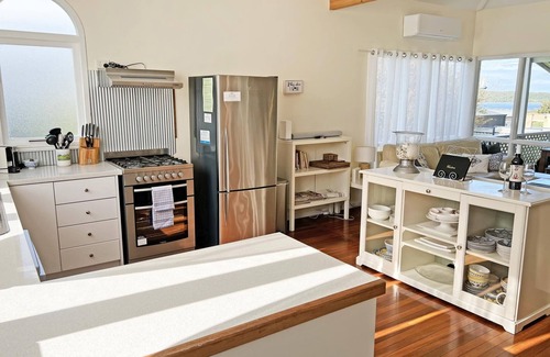 Ocean Beach House | Seachelles: Pet friendly, spa, sauna & beach views