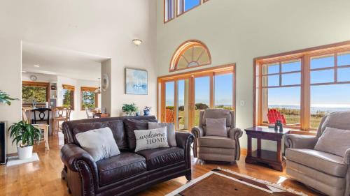 Oak Harbor House | Seacliff Haven Waterfront Luxury Stunning Views Hot Tub Game Room