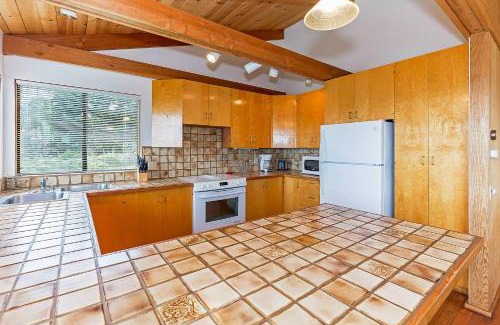 Sea Ranch House | Seaclusion - Close to Trails - Hot Tub