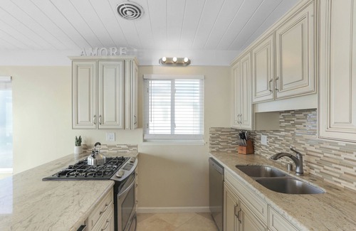 Imperial Beach Condo | Seacoast View | 2BR | Balcony | Beach Access | IB