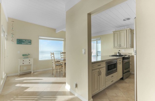 Imperial Beach Condo | Seacoast View | 2BR | Balcony | Beach Access | IB