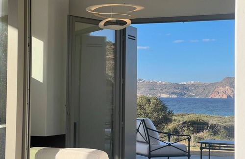 Milos Villa | Seafront 4-Bedroom Villa | 30sec walking distance from Fatourena sandy beach |