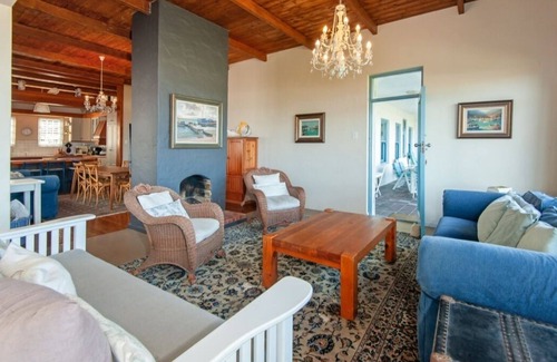 Kwaaiwater House | Seafront 5-bedroom house in Hermanus