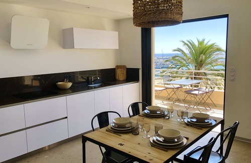 Le Lavandou Apartment | Seafront apartement 78m2(1minute from the beach)