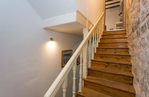 Kastel Stari Apartment | Seafront apartment in historical Cippico castle