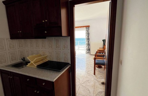 Avlakia Apartment | Seafront apartment with terrace