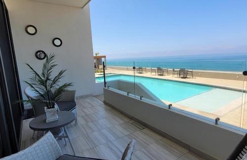 Primo Tapia Apartment | Seafront Condo Pool and Jacuzzi