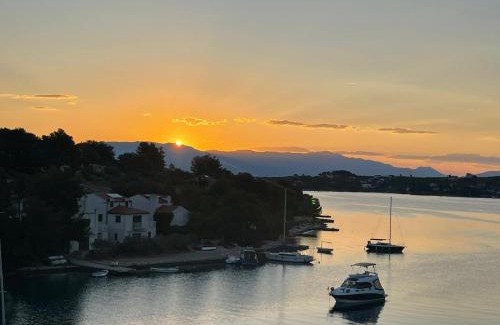 Necujam House | Seafront rural big house at Solta Croacia island