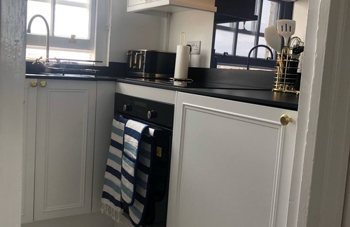 Seafront Apartment | ⭐️Seafront Sanctuary - art deco studio apartment with stunning city & sea views⭐️