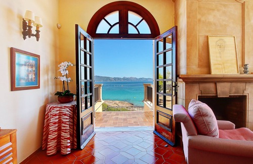 Mal Pas-Bon Aire Villa | Seafront villa with stunning views and direct access to the beach