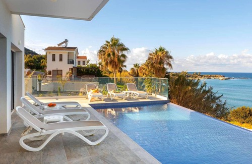 Pachyammos Villa | Seafront villa, infinity pool, stunning Views.