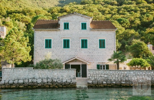 Donja Kostanjica Villa | Seafront Villa TOMA 10 sleeps