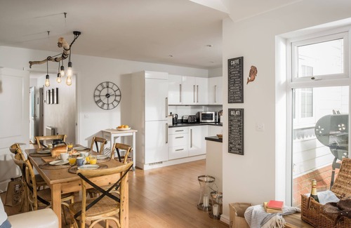 Camber Cottage | Seaglass - a cottage that sleeps 6 guests in 3 bedrooms