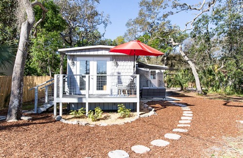Palm Coast Cottage | Seagrass Cottage I-steps to Atlantic Ocean & Intracoastal Waterway