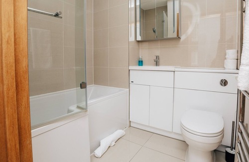 Henley Apartment | Seagrass Henley - 2 Bed Entire Serviced Apartment