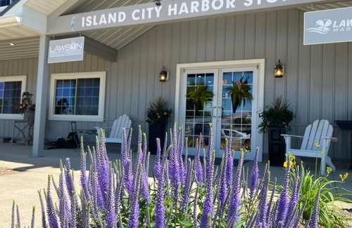 Sabula Boat Rental | Seagull Bungalow in the Harbor