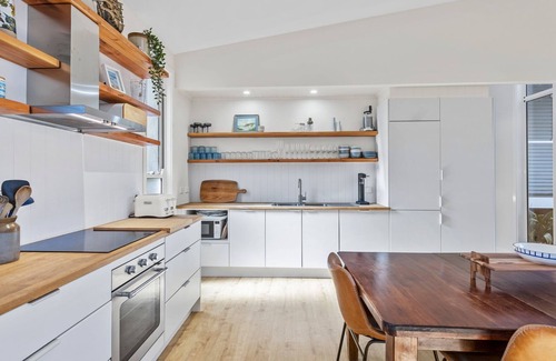 Mossy Point House | Seahaven at Mossy. Iconic beach house within a minute from the Mossy Cafe