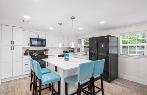 Bahama Beach House | Seahorse Cottage Pet Friendly, walking distance to beach