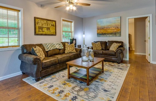 Searcy House | Searcy Vacation Rental with Deck and Water Views!