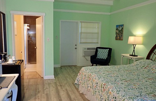 Cockburn Town Hotel | SEARENITY - Cozy, Balcony King room, ocean views - Grand Turk B&B Hotel