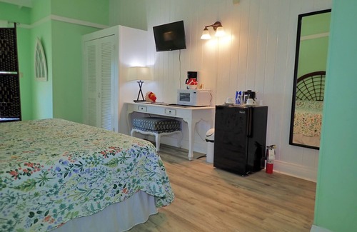 Cockburn Town Hotel | SEARENITY - Cozy, Balcony King room, ocean views - Grand Turk B&B Hotel