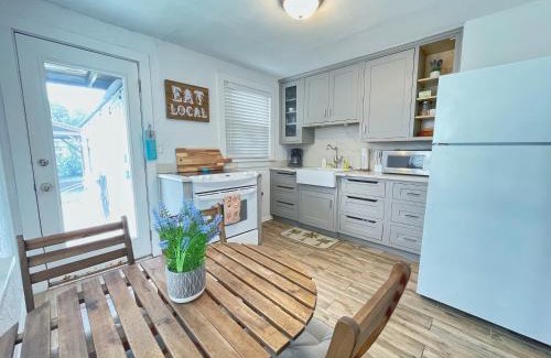 Jacksonville Beach Apartment | Seas the Day - 4 blocks to the beach, restaurant, and bar district - great deck and outdoor space!!