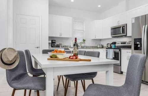 Naples Park House | Seas the Day Beach Wine Dine Relax. And repeat