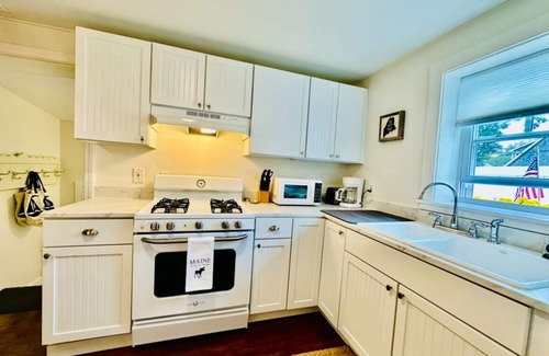 Falmouth Foreside Cottage | "Seascape" - a charming, coastal cottage ~ Falmouth Foreside