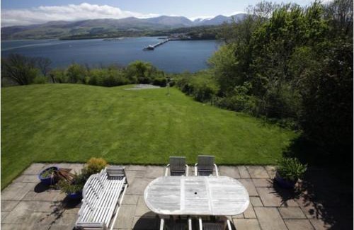 Menai Bridge Apartment | Seascape at coed y berclas