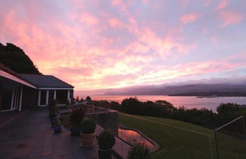 Menai Bridge Apartment | Seascape at coed y berclas