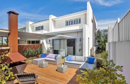 Halls Head House | Seascape Beach House, luxury 3x2, fire pit, enchanted garden, pet friendly, sleeps 8, opp cafe