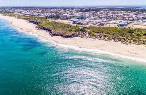 Halls Head House | Seascape Beach House, luxury 3x2, fire pit, enchanted garden, pet friendly, sleeps 8, opp cafe