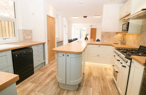 Muston Cottage | SEASCAPE VILLA, character holiday cottage, with hot tub in Filey