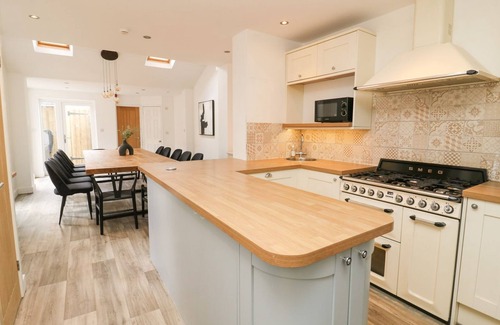 Muston Cottage | SEASCAPE VILLA, character holiday cottage, with hot tub in Filey
